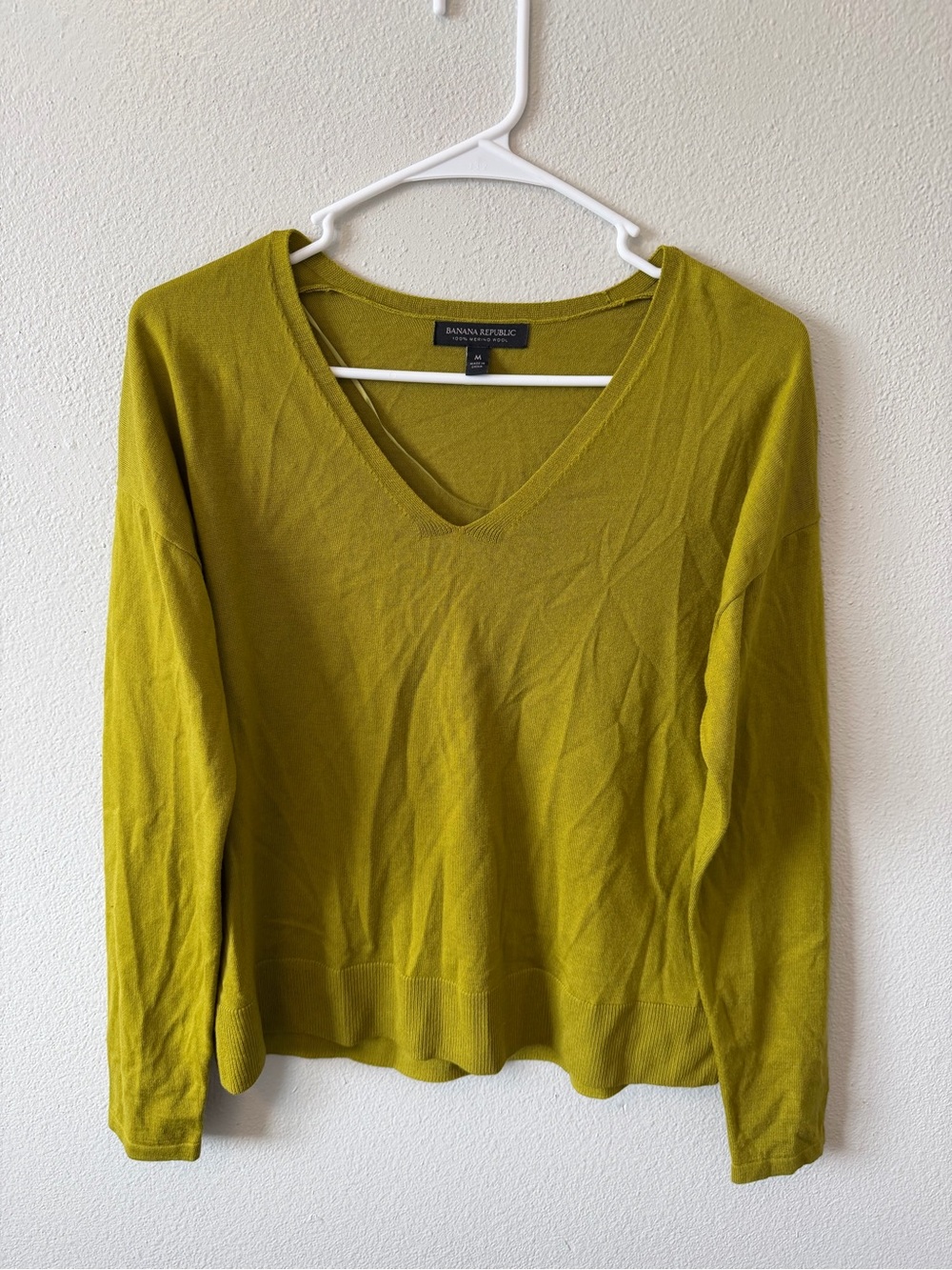 Banana Republic 100% Merino Wool V-Neck Sweater Top in Chartreuse Layering Light